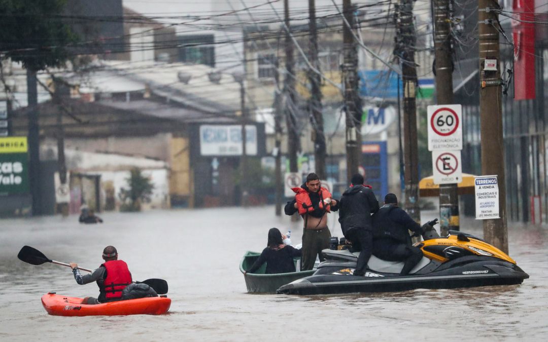 Miembros de la Policía realizan un operativo en las calles inundadas en la región del centro de Porto Alegre (Brasil). EFE