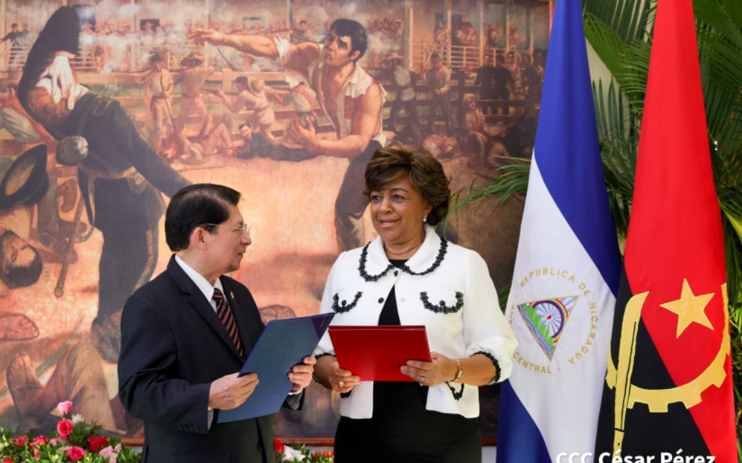 El canciller Moncada y Esmeralda Bravo Conde da Silva, secretaria de Estado de Angola, en una reunión en Managua.