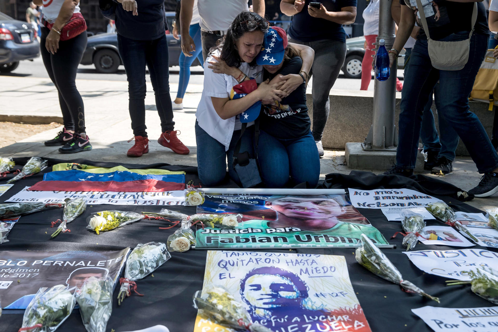 Foto de archivo en donde un grupo de personas participan en una manifestación frente a la sede del Ministerio Publico en Caracas por los asesinados en protestas antigubernamentales en 2017.