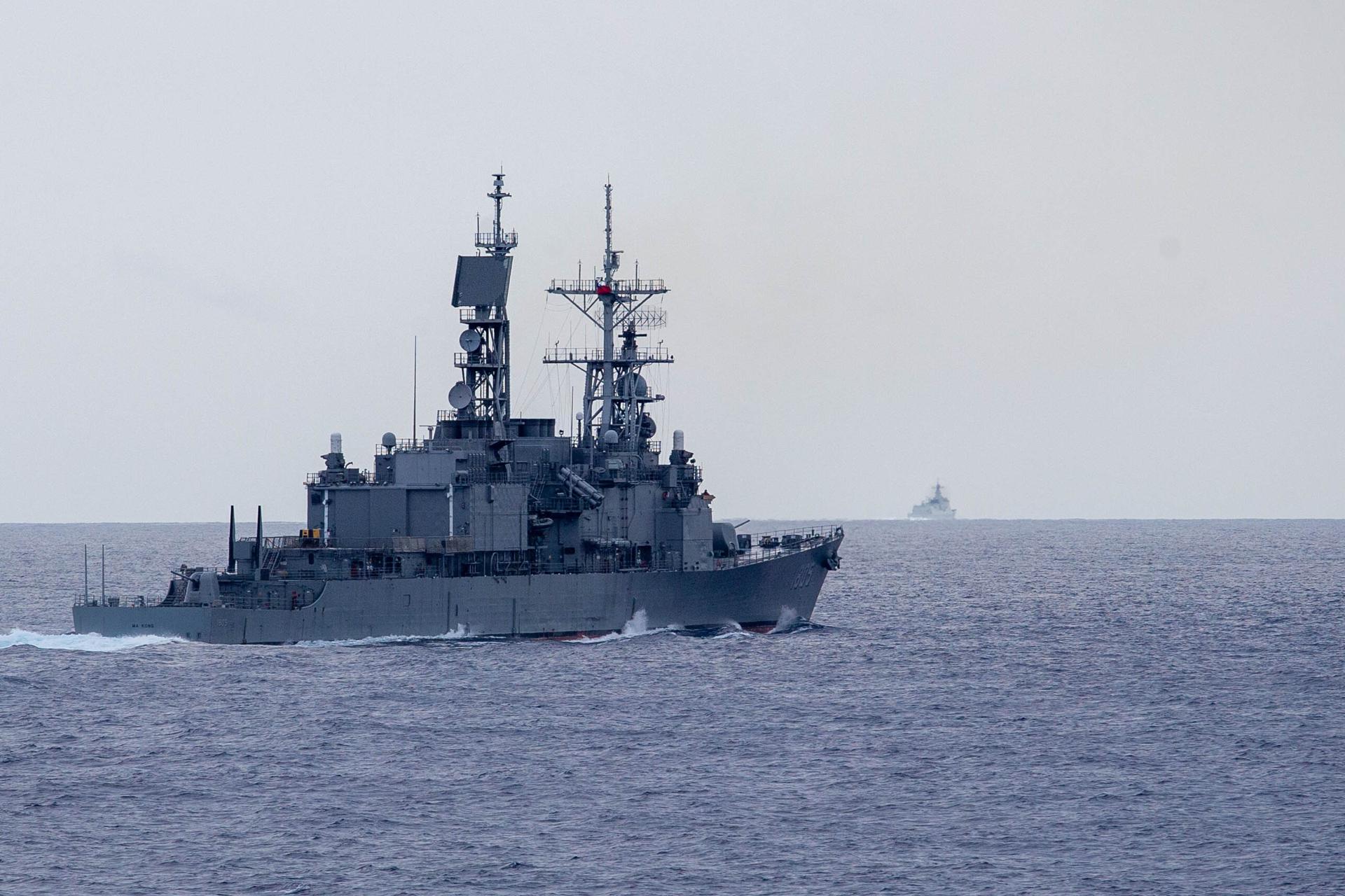 Una fotografía proporcionada por el Ministerio de Defensa Nacional de Taiwán el 24 de mayo de 2024 muestra las maniobras del destructor de misiles guiados clase Kee Lung Ma Kong (DDG-1805) de Taiwán