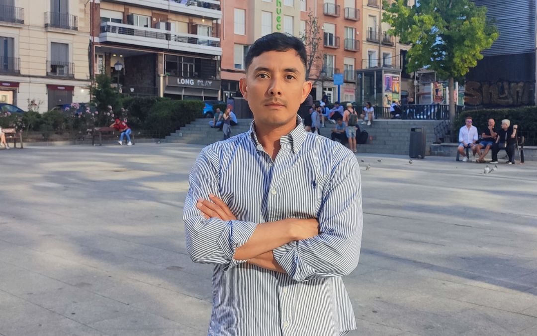 Edwin Cáceres en la plaza madrileña de Pedro Zerolo en mayo de 2024.