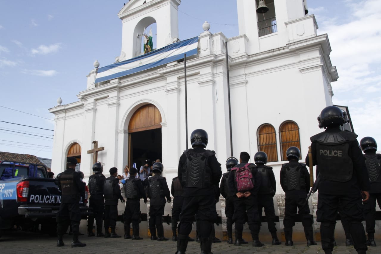 Policías y CPC asedian a familiares de sacerdotes exiliados