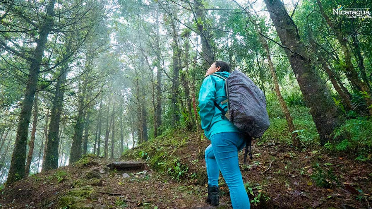 Una turista camina por un sendero de Nicaragua.