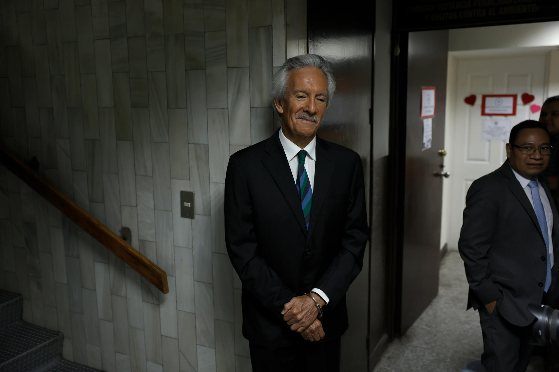 Fotografía de archivo en la que se muestra al periodista José Rubén Zamora Marroquín en la Torre de Tribunales para una audiencia por un caso en su contra, en Ciudad de Guatemala (Guatemala).