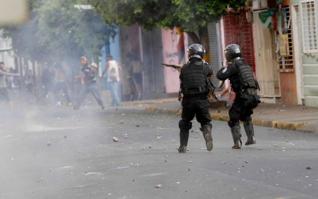 Miembros de la Policía Orteguista reprimiendo las protestas cívicas de 2018.