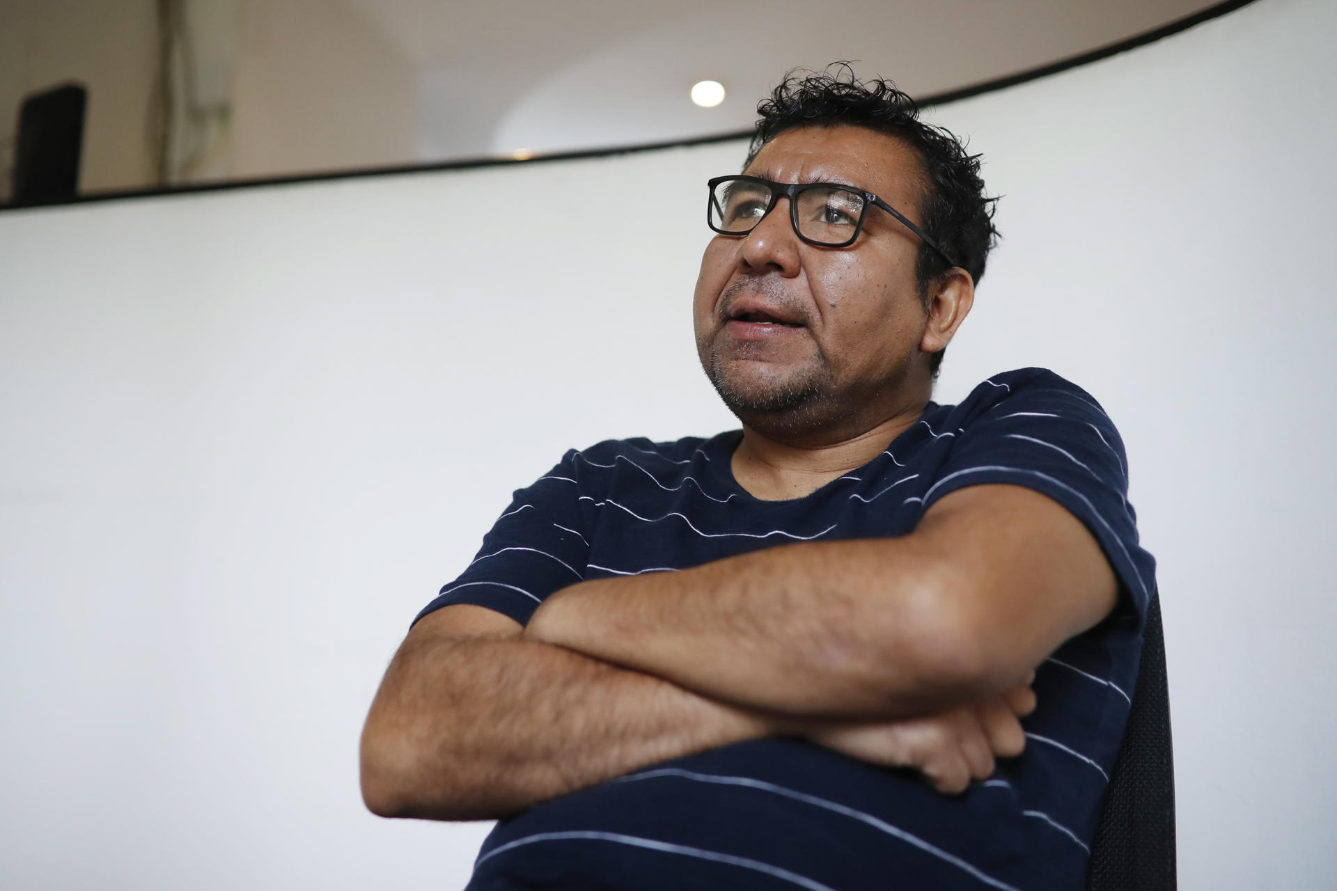 Efren Lemus, periodista del periódico digital El Faro, habla durante una entrevista con EFE, en San Salvador (El Salvador). EFE.