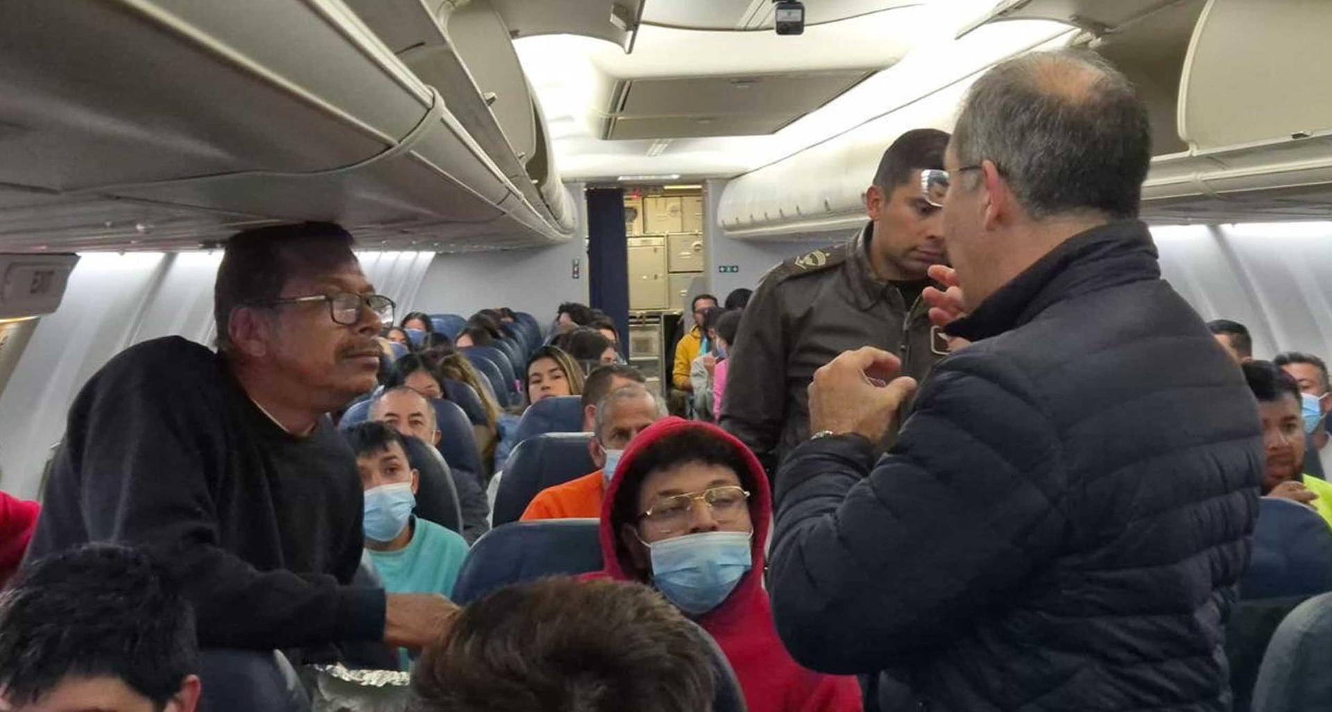 Aterriza en Bogotá el primero de los dos aviones colombianos que trae deportados de EE.UU.