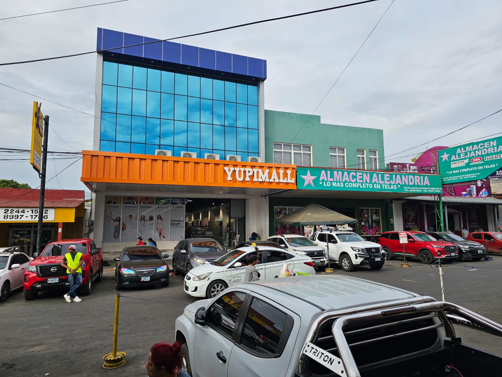 Managua: «Cincuenta la hora» por estacionar en plena calle