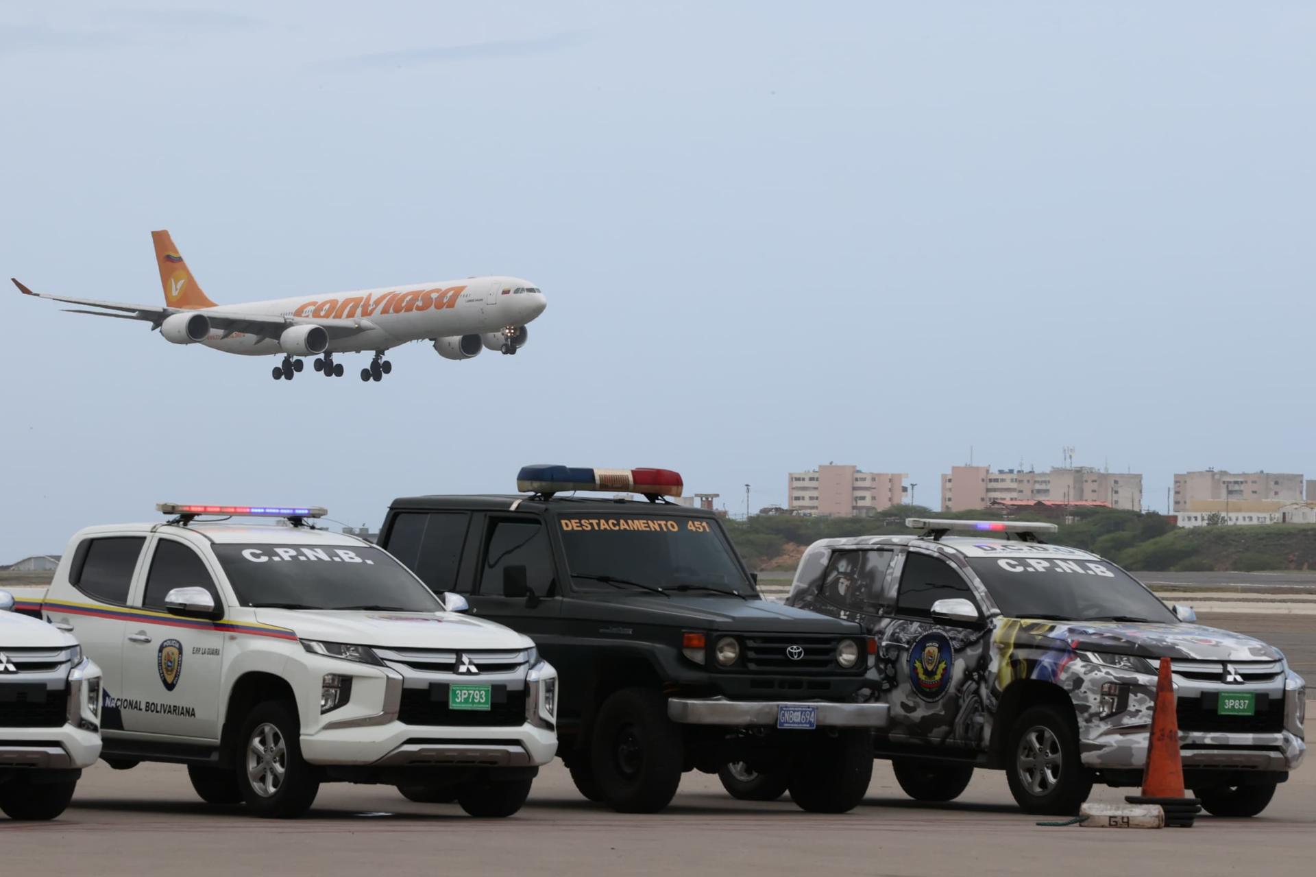 Llega a Venezuela un avión con 313 migrantes, 151 de ellos niños, repatriados desde México