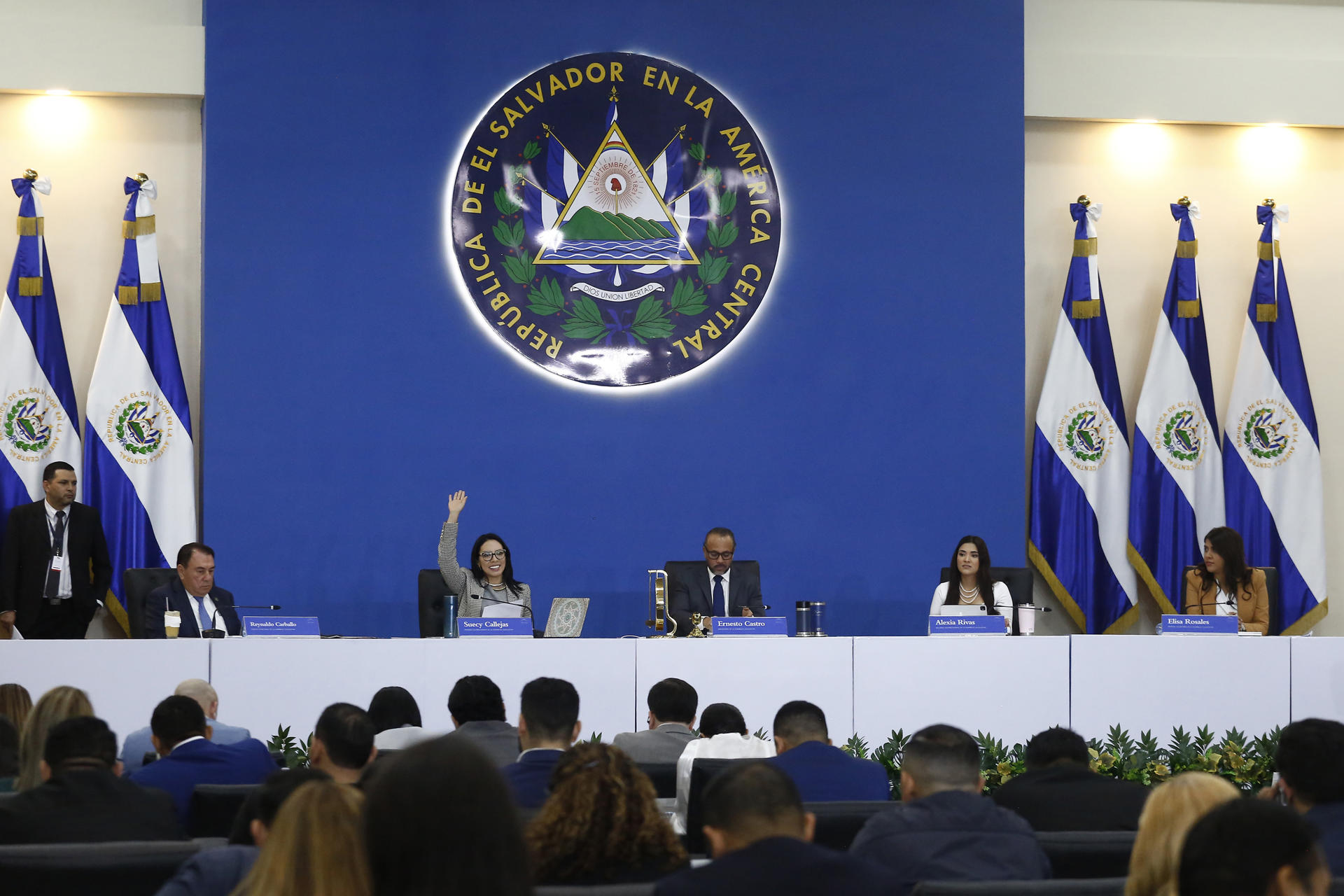 El Congreso salvadoreño aprueba ley que grava con un impuesto del 30 % a donaciones de ONG
