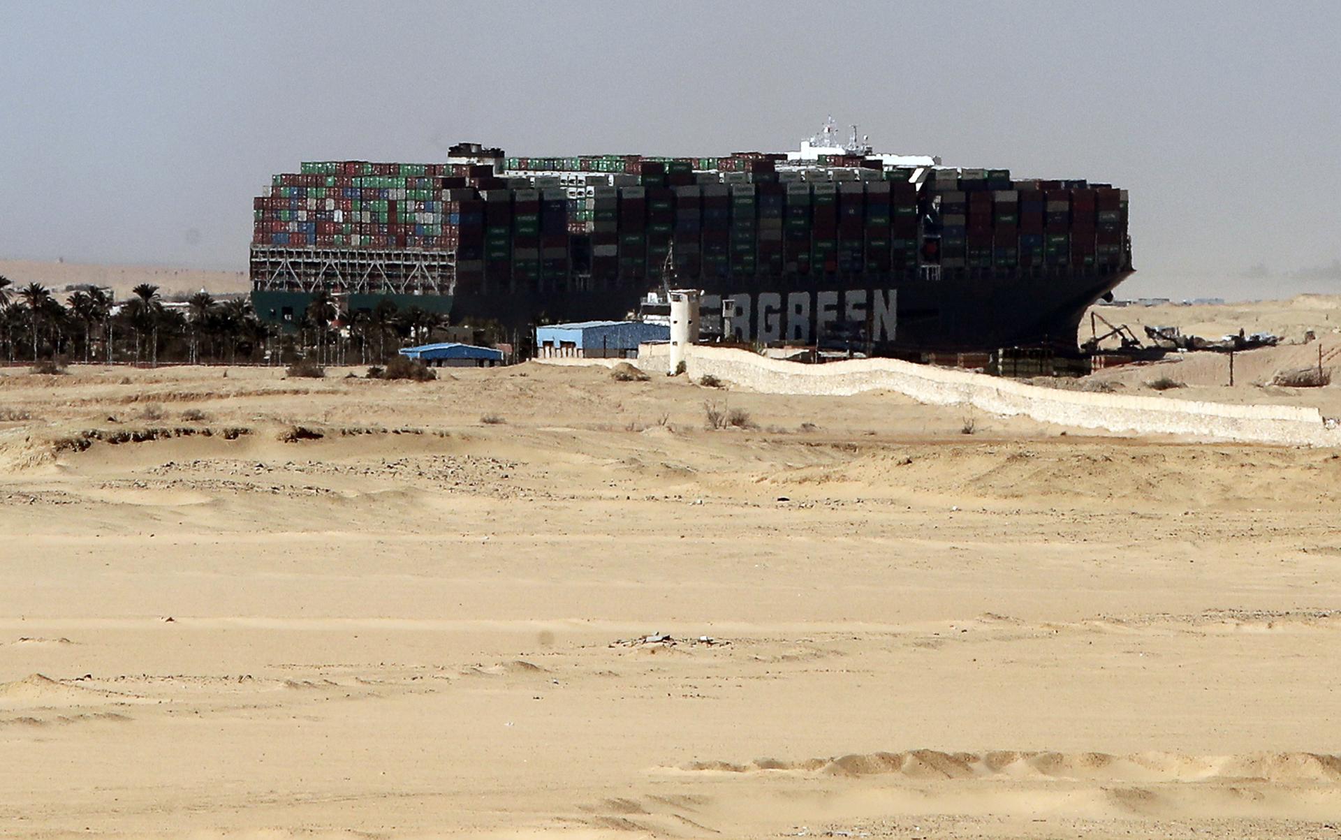 Los ataques hutíes en el mar Rojo caen en abril, pero el tránsito en Suez no remonta