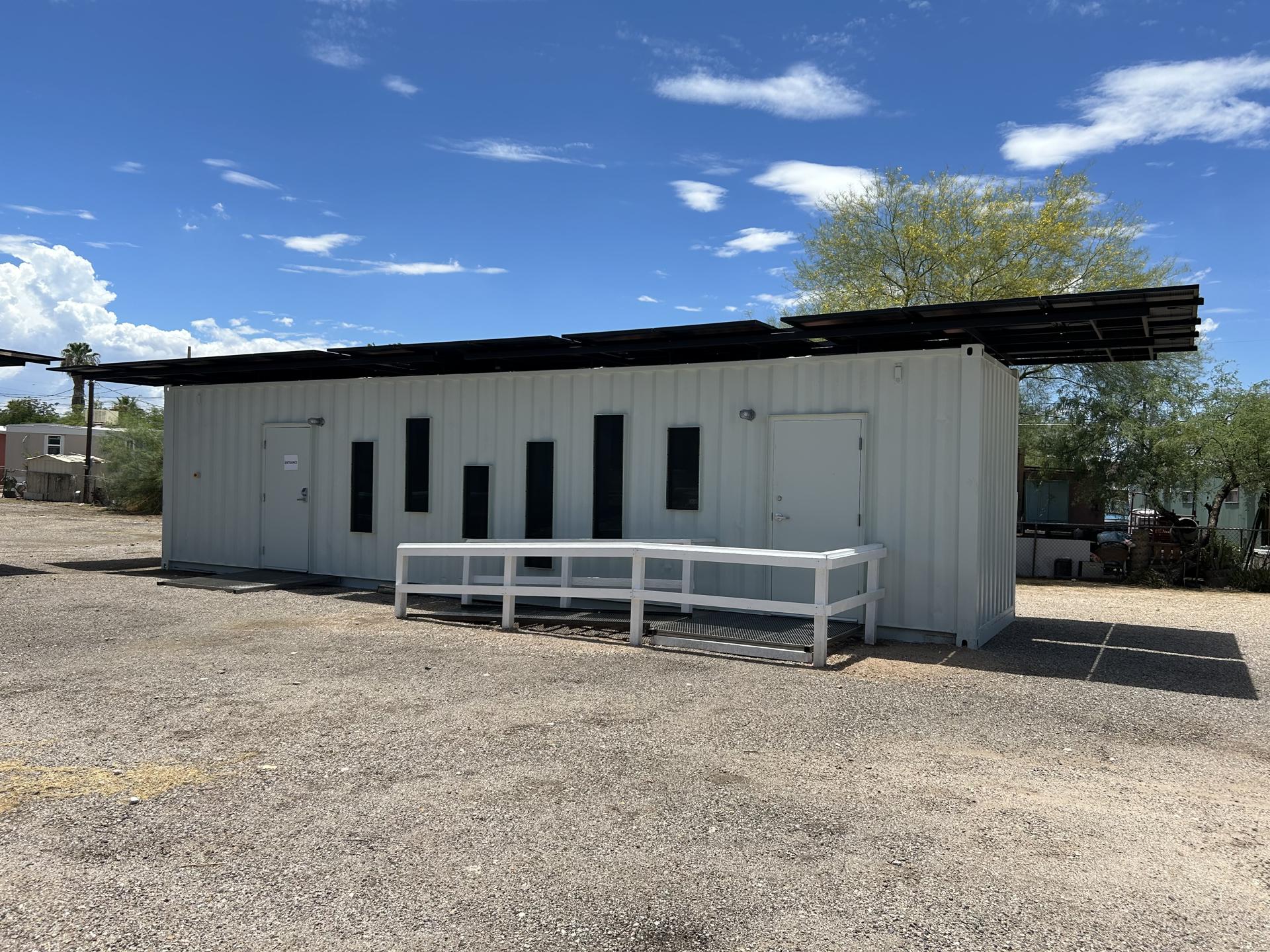 Contenedores contra el cruce de migrantes son ahora centros de enfriamiento en Arizona