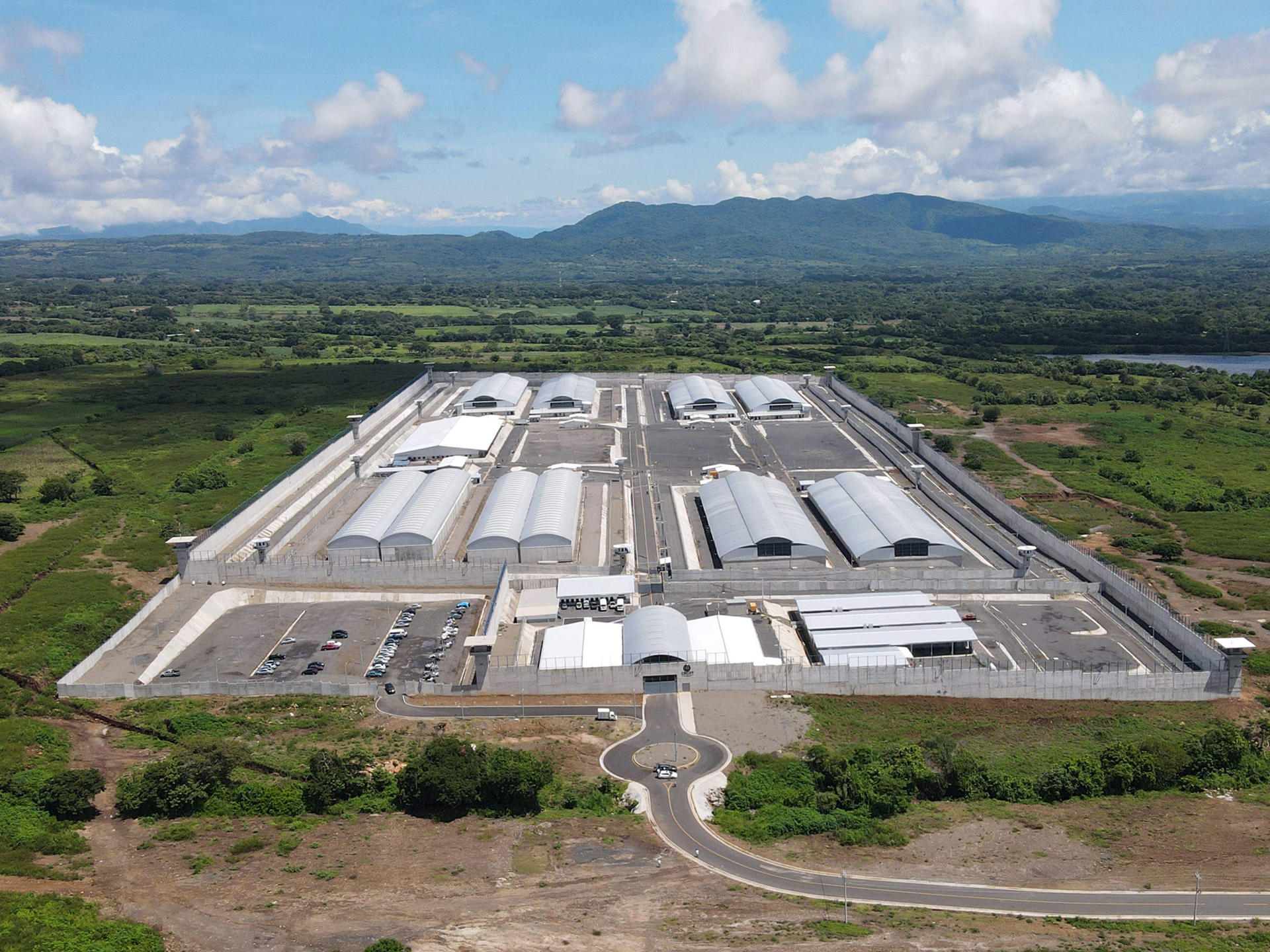 ¿Qué sucede en la megacárcel de El Salvador que ahora alberga migrantes enviados por EEUU?