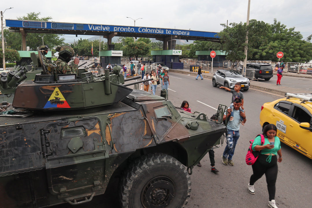 La frontera de Colombia y Venezuela sigue a su ritmo, pendiente de las noticias de Caracas
