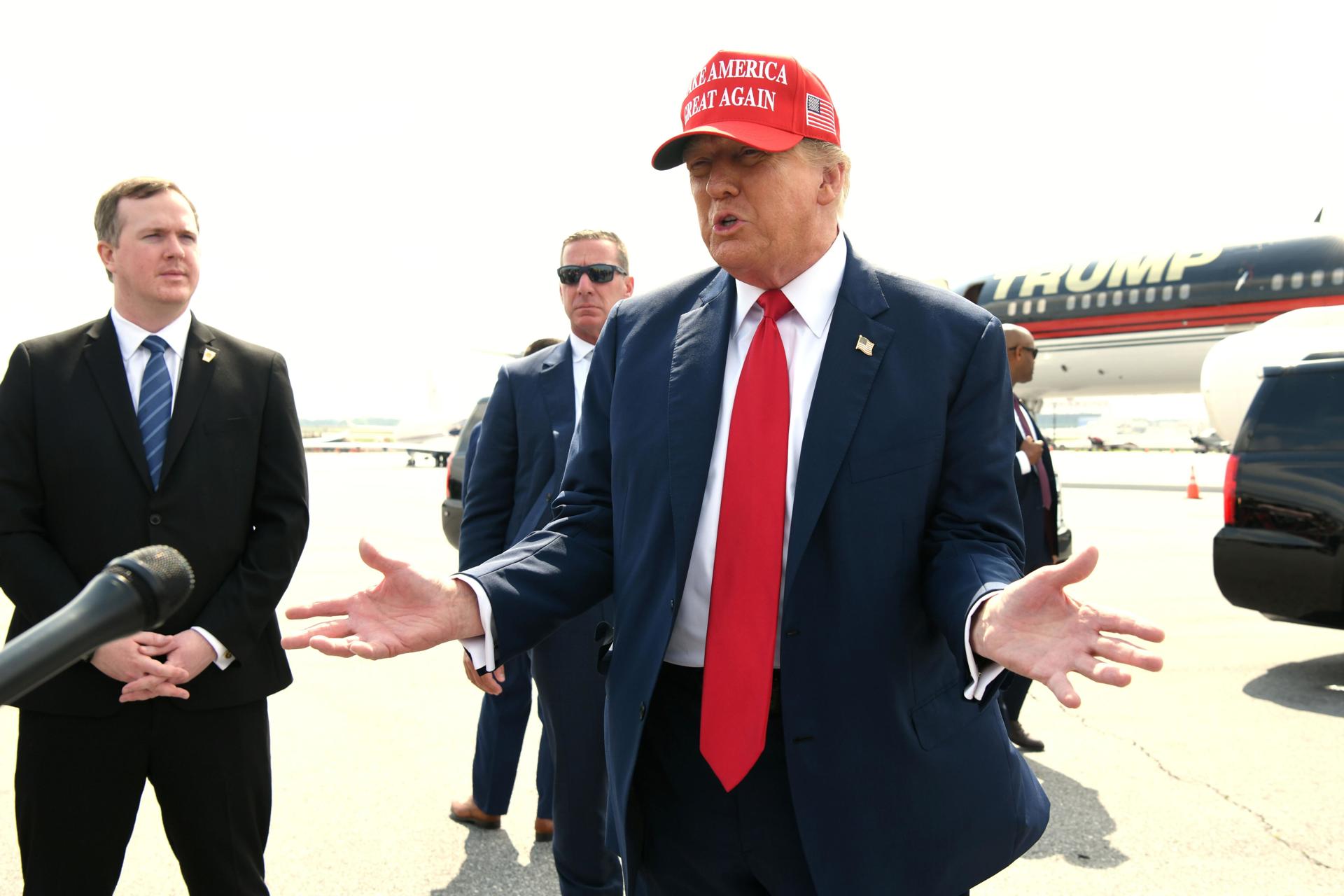 Dos acusados en caso de documentos clasificados de Trump buscan que desestimen los cargos