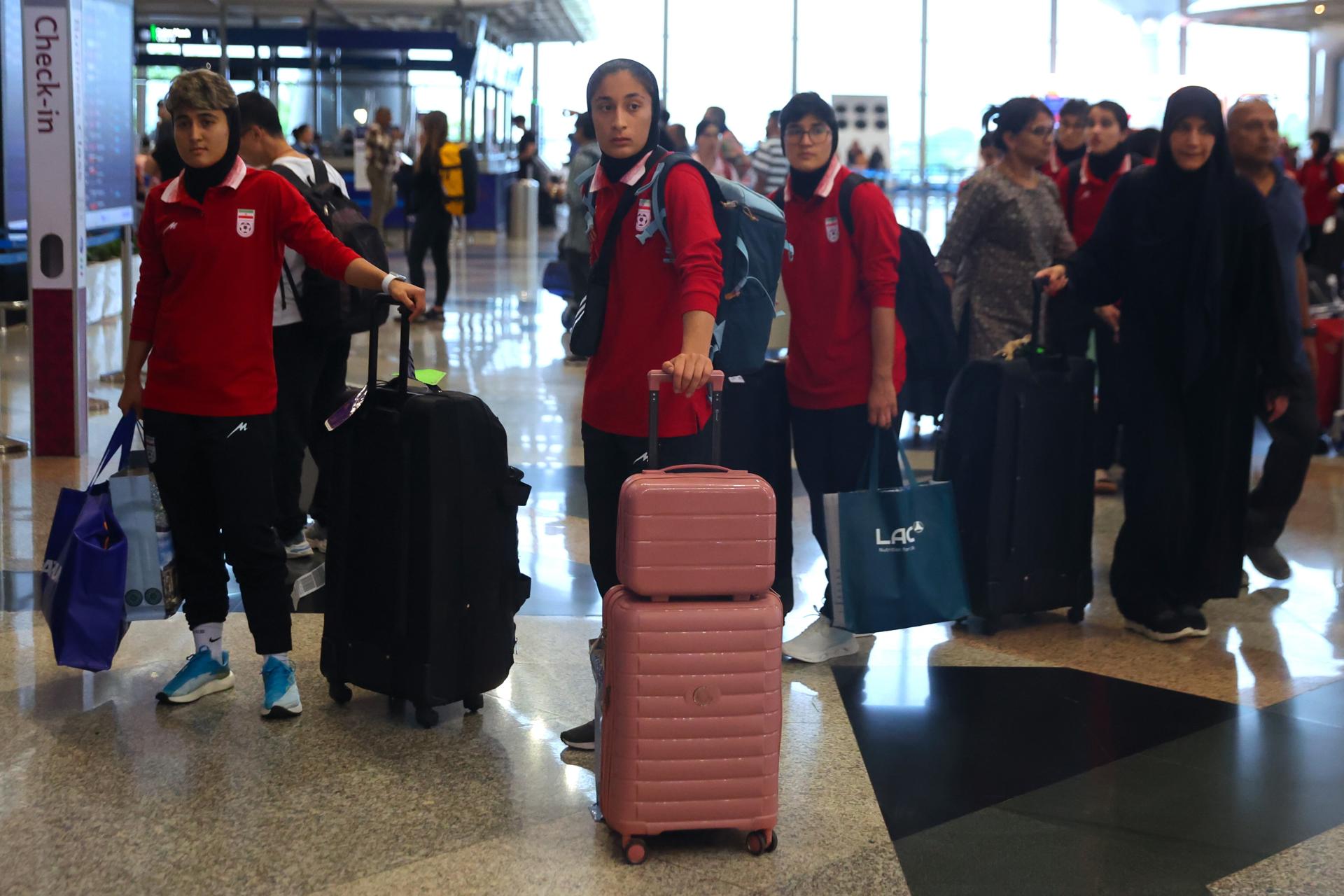 Las jugadoras de la selección de fútbol iraní regresan a Irán, según agencia Fars