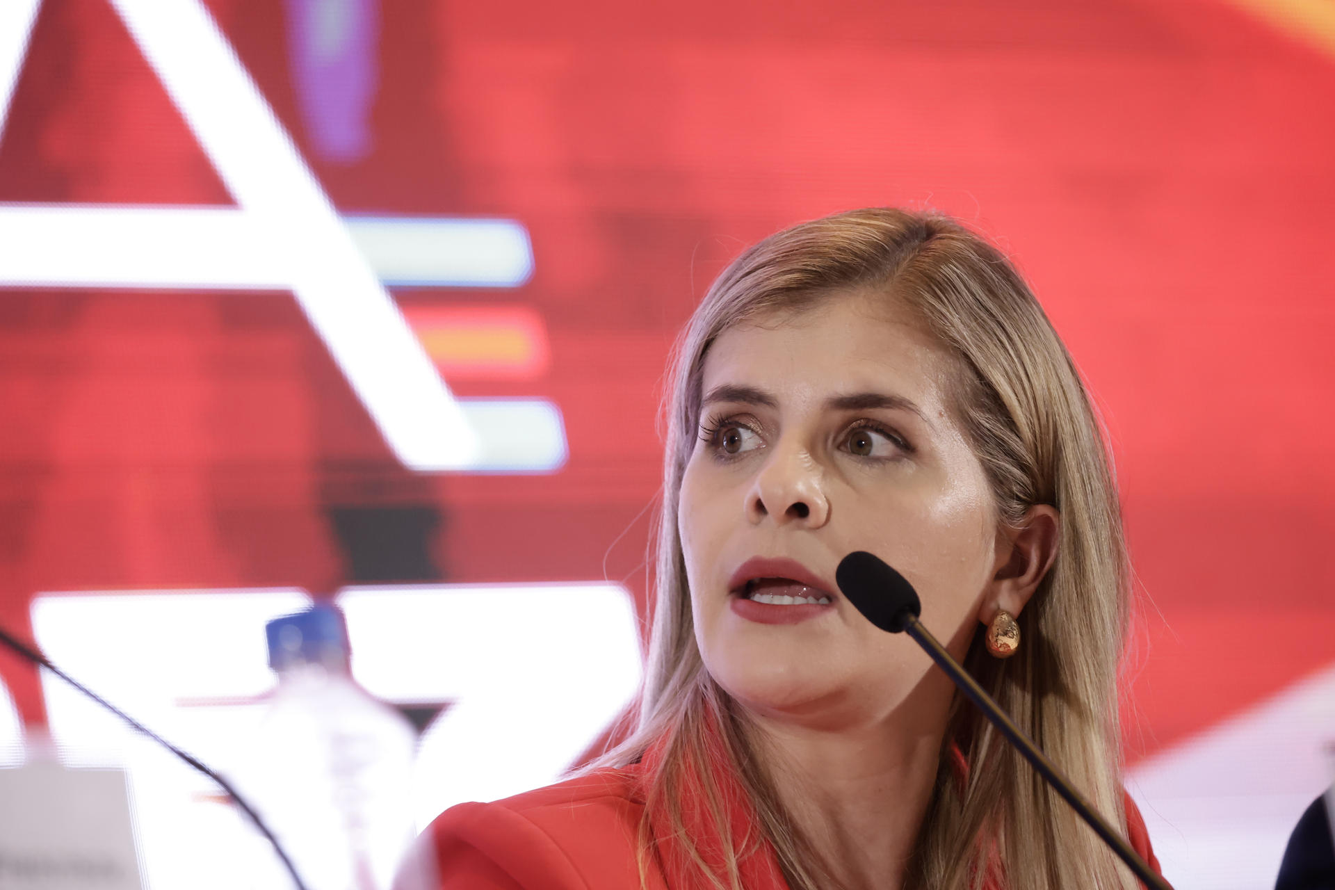 Fernández llama a la oposición a ayudar a crear «la tercera república» en Costa Rica