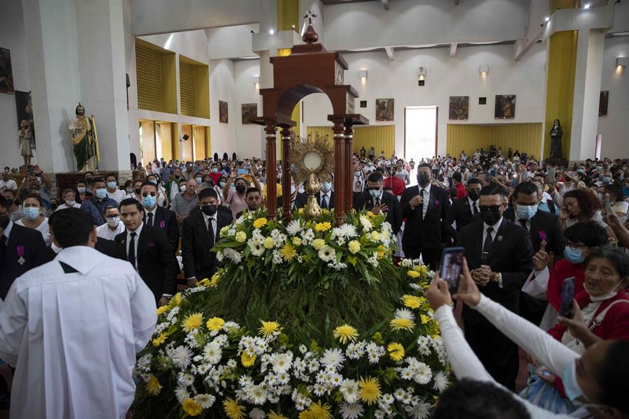 Condenan el destierro de monseñor Carlos Herrera, presidente de la CEN