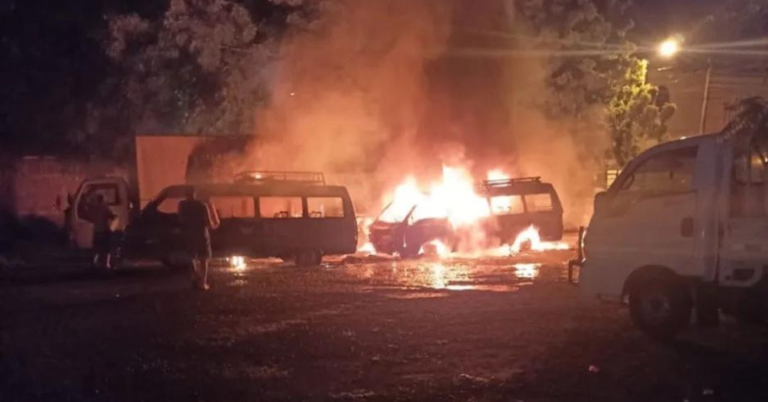 Nueve vehículos incinerados en un parqueo público en Managua
