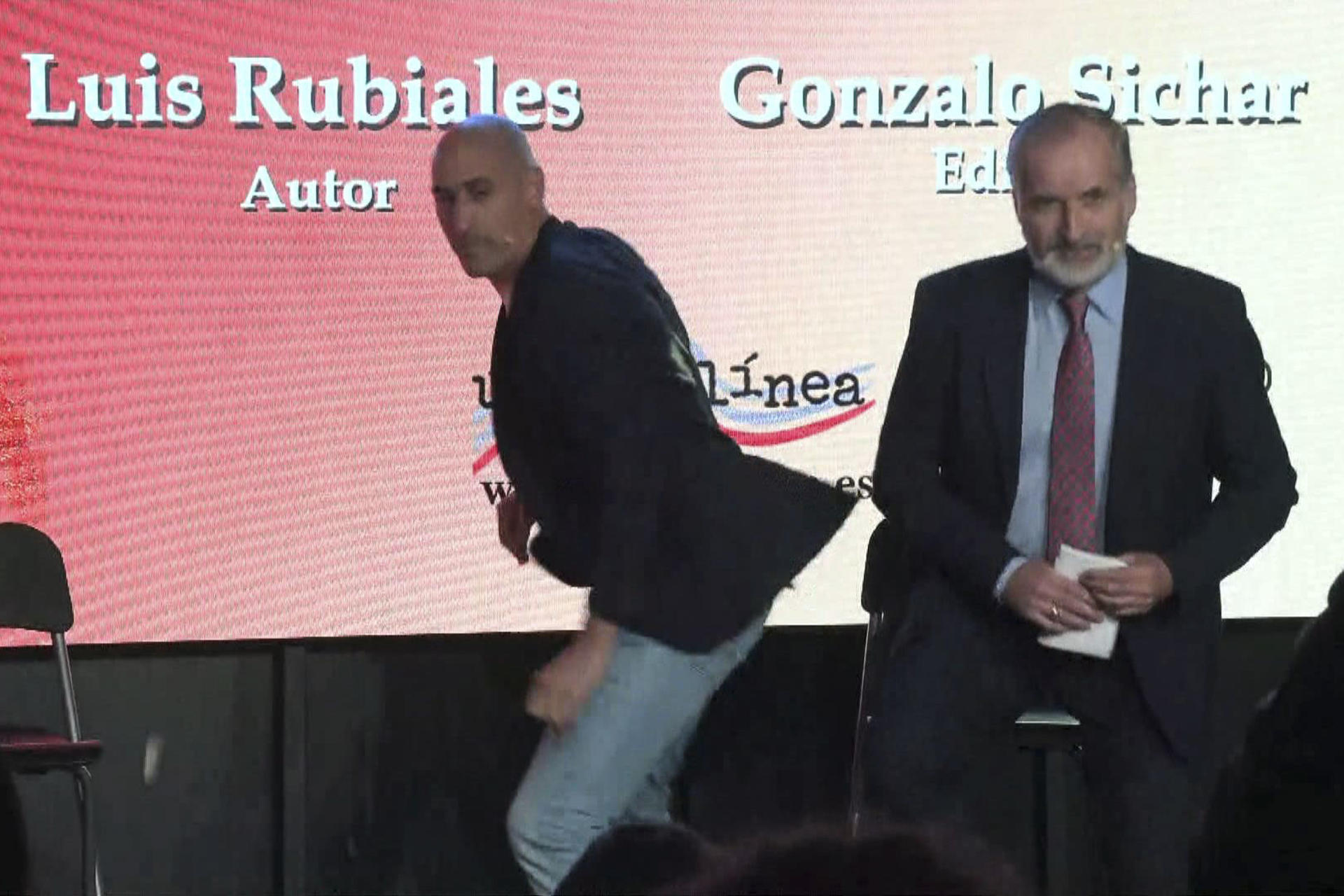 Luis Rubiales, atacado por su tío durante la presentación de su libro