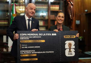 Infantino da a Sheinbaum réplica gigante de entrada al partido inaugural del Mundial 2026