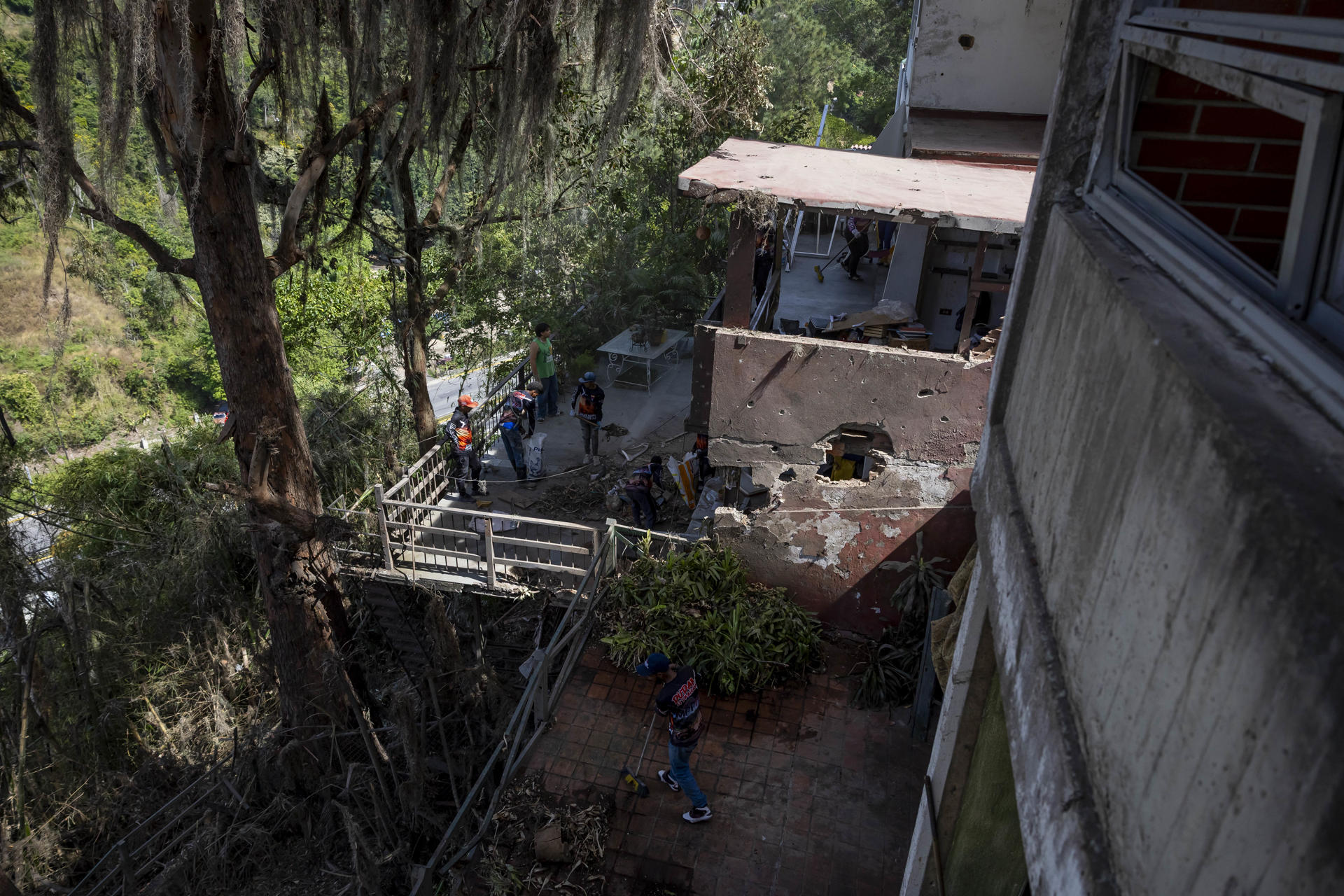 Agujeros, vidrio y polvo, las marcas del ataque de EE.UU. en Caracas 72 horas después