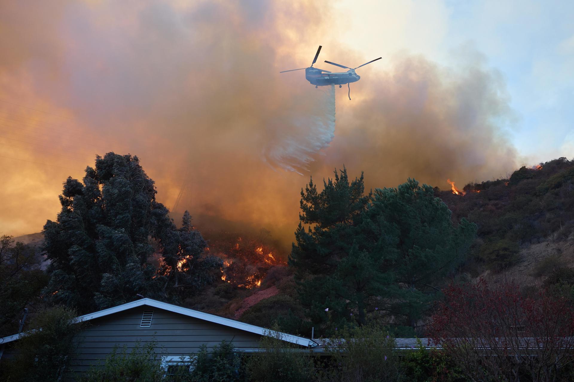 Aumenta a 24 la cifra de muertos por los incendios en Los Ángeles