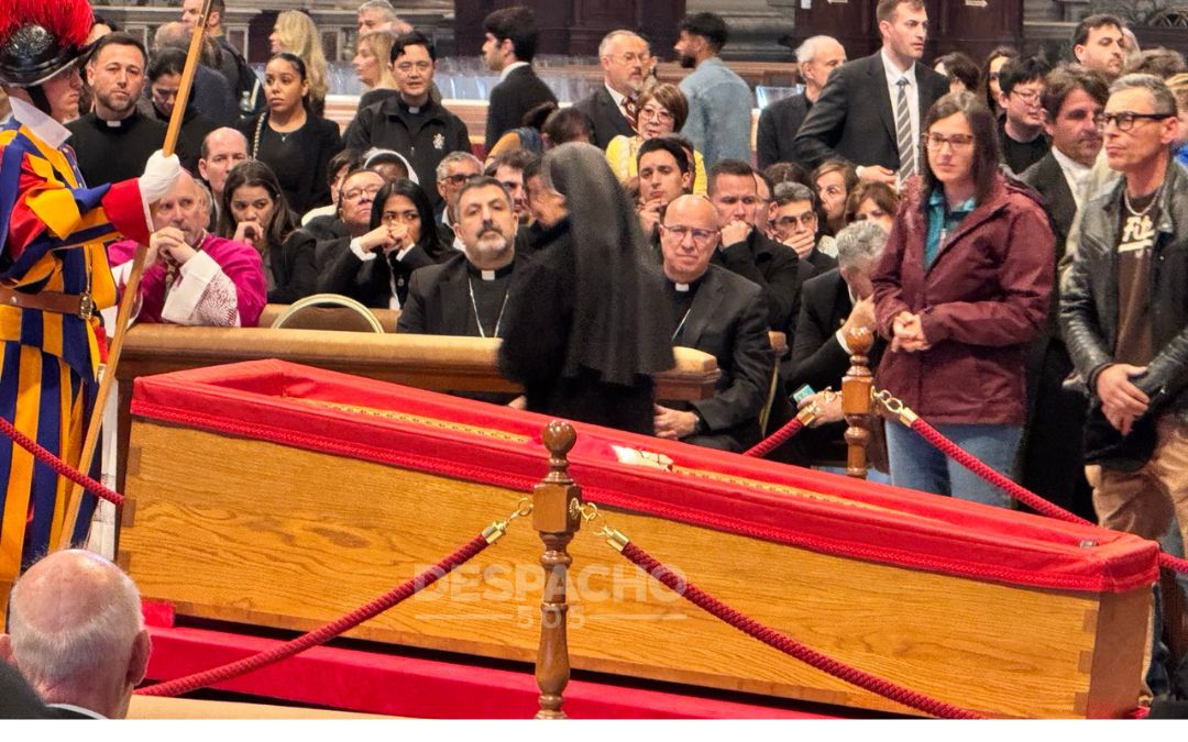 La capilla ardiente del papa concluye para proceder a la ceremonia del cierre del féretro