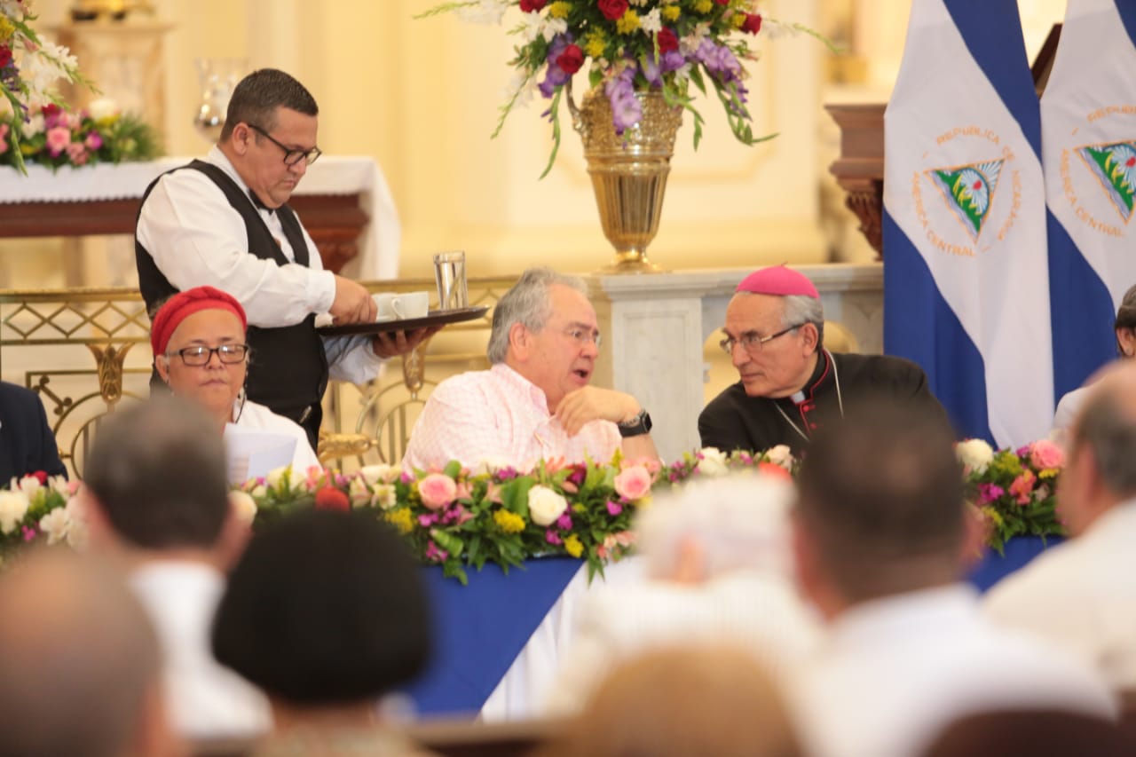 Obispo de León se defiende ante críticas por reunirse con Gustavo Porras en la Catedral