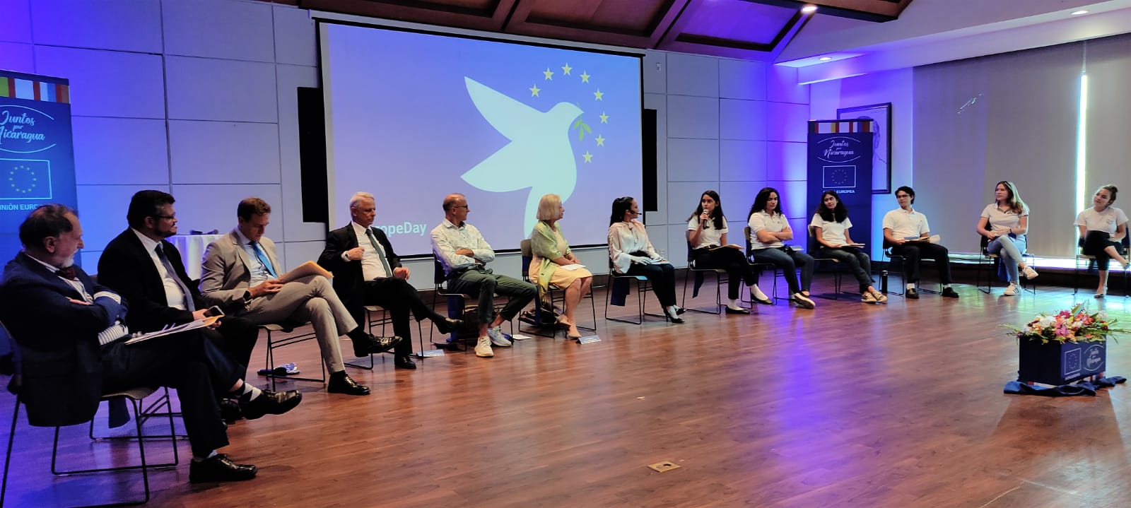 Embajadores de la Unión Europea hablan de libertad y democracia con jóvenes nicaragüenses