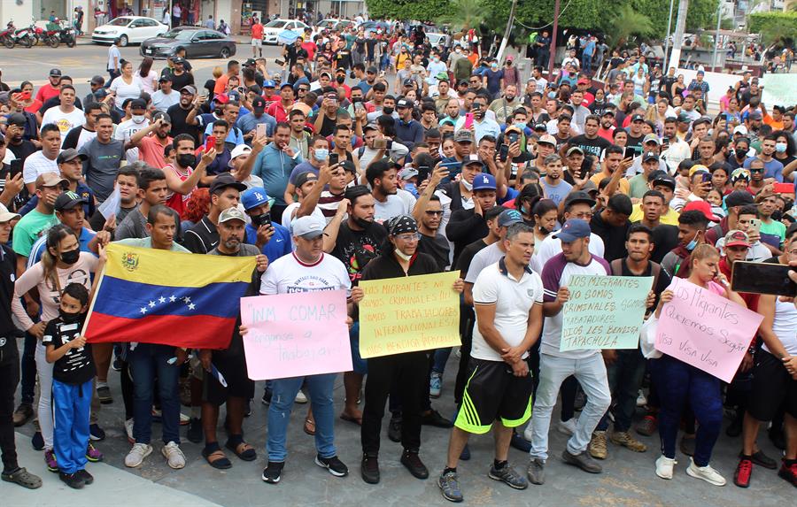 Migrantes protestan en frontera sur de México para exigir libre tránsito