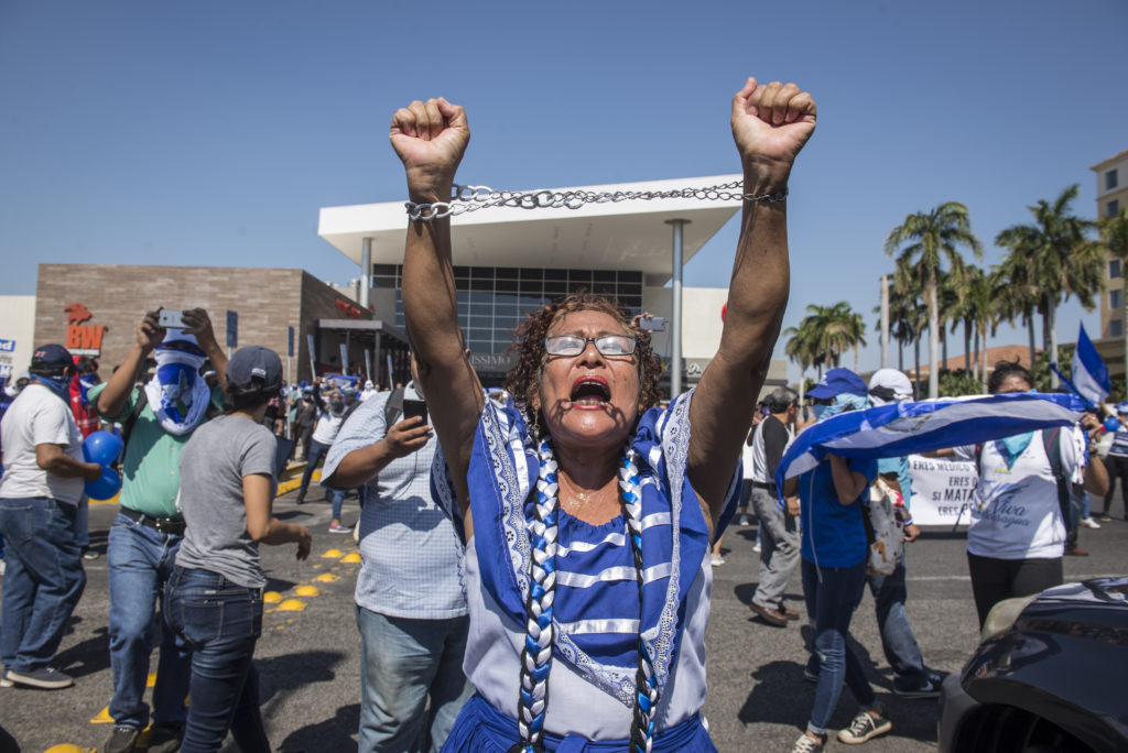 Doña Flor, la opositora que bailaba en traje folclórico en las protestas,  cruza el Río Bravo y se entrega a migración de Estados Unidos a sus 66 años