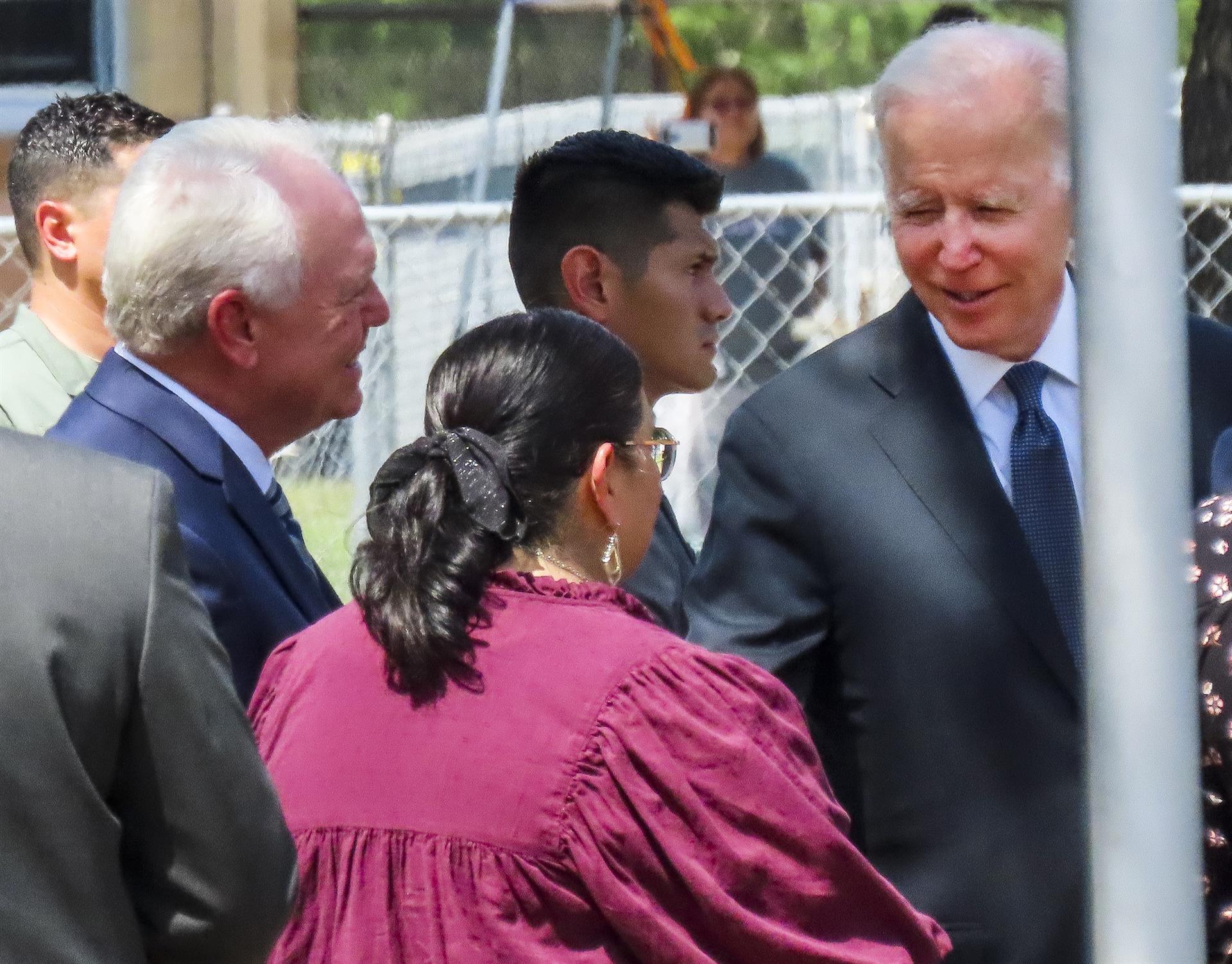 Biden visita la escuela de Texas donde fueron asesinados 19 niños y dos maestras