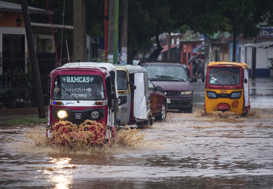 Ágatha, ya como tormenta en tierra, mantiene las fuertes lluvias en el sur de México