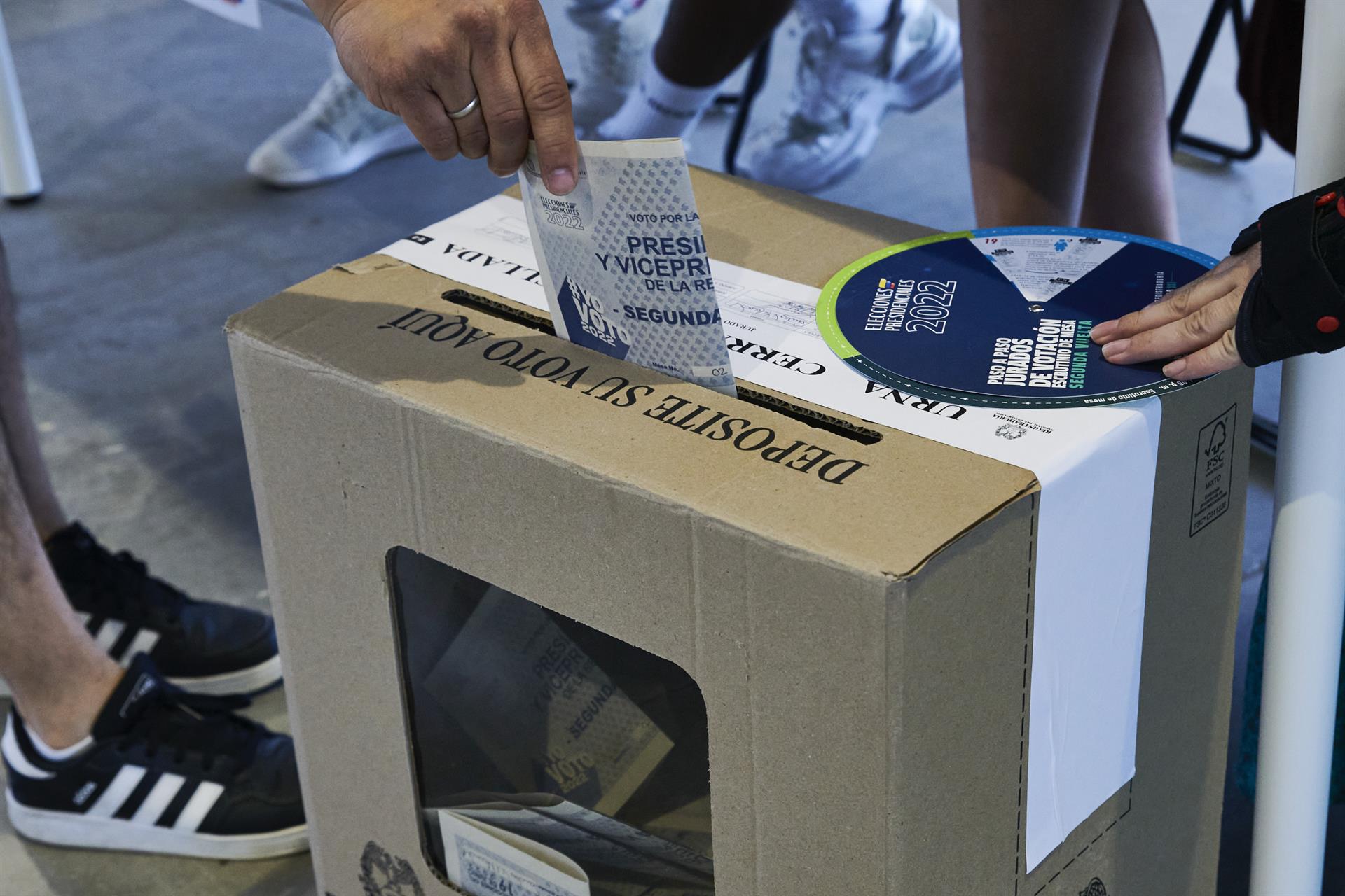 Los colegios electorales de Colombia abren para la segunda vuelta presidencial