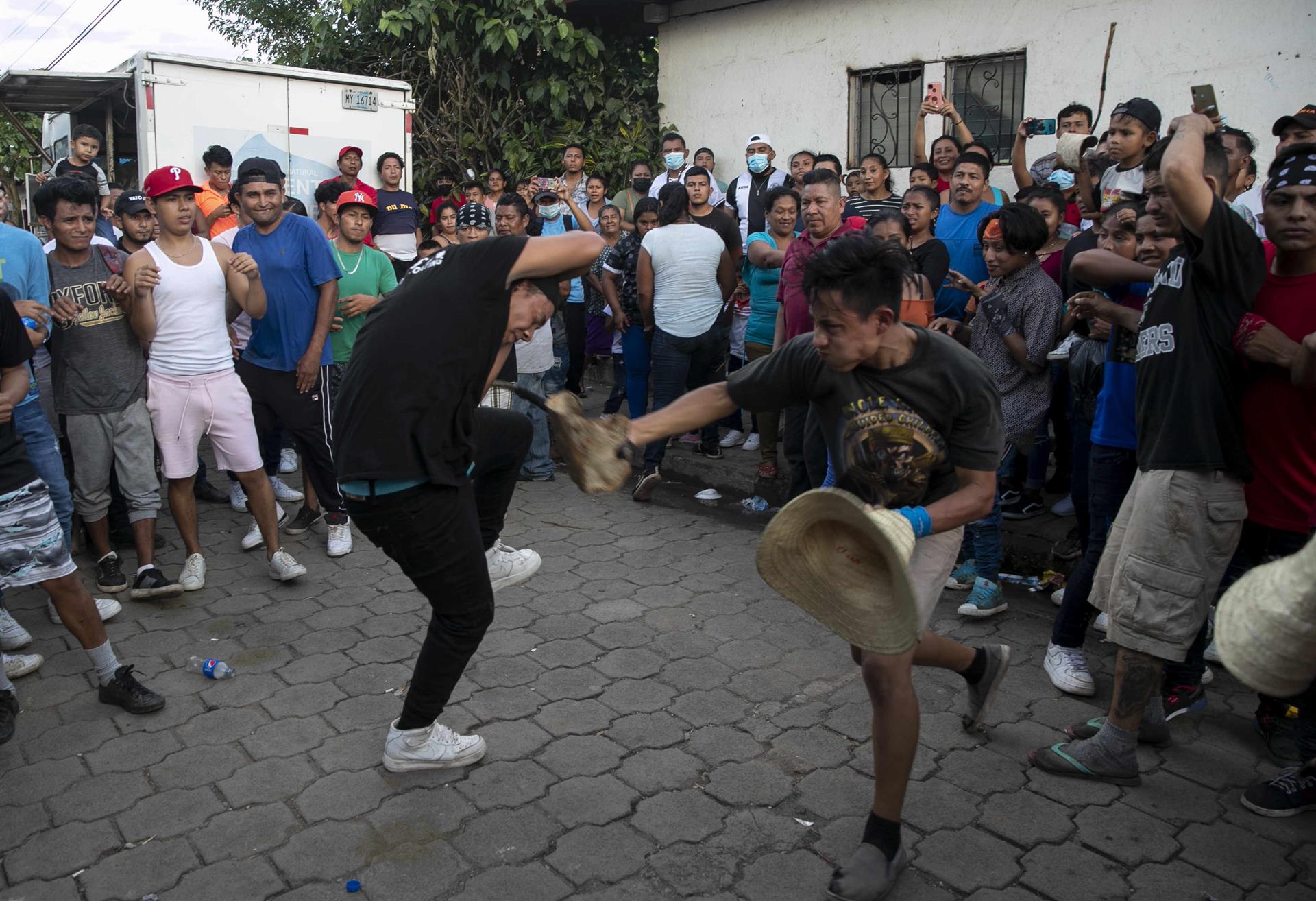 Los «chinegros», la violenta danza con que San Juan es venerado en Nicaragua