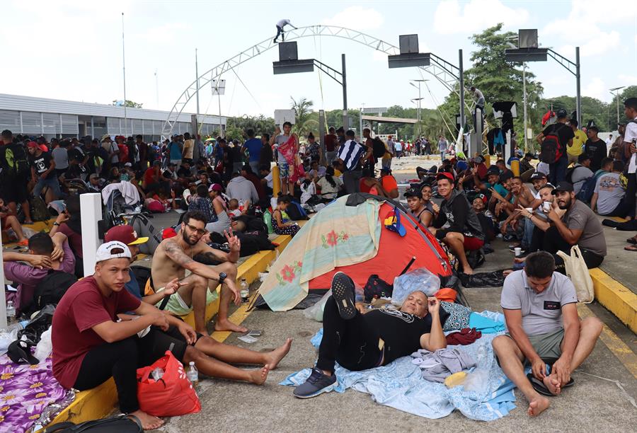 México otorga visas de tránsito a caravana de migrantes que se dirige a EE.UU.