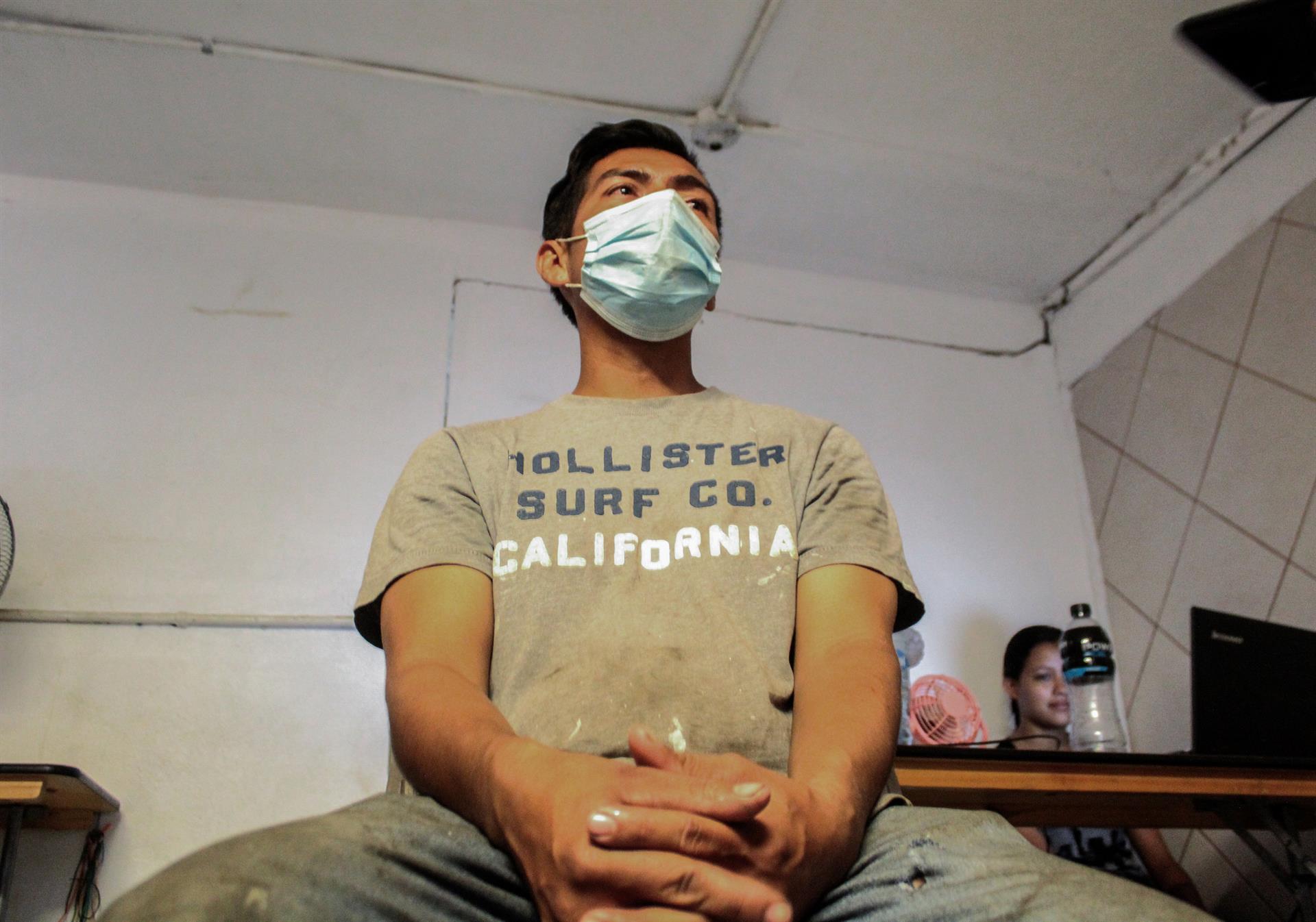 Precariedad laboral, dura realidad de migrantes varados en frontera de México