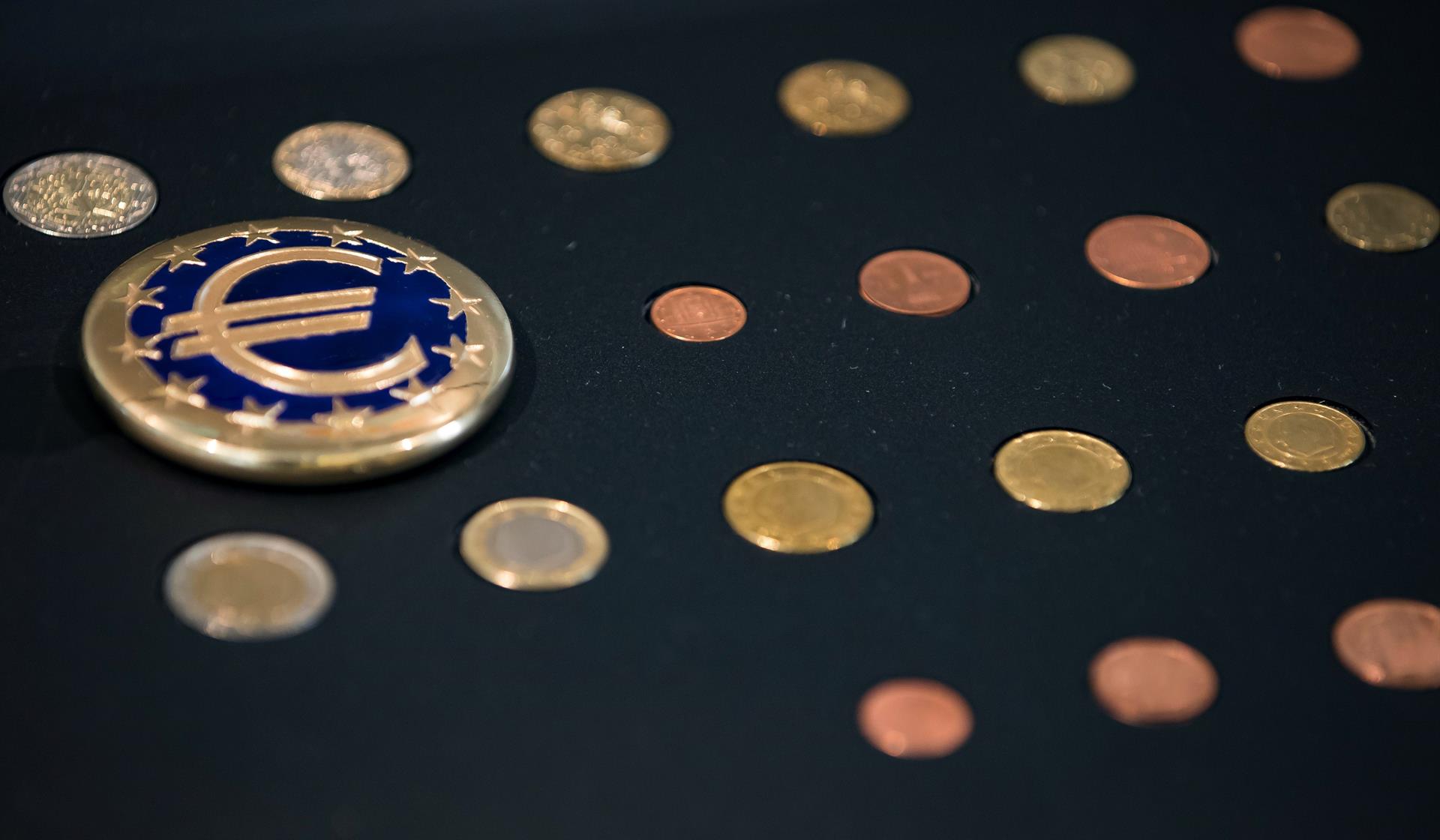 Caída histórica del euro: vale lo mismo que el dólar por primera vez en veinte años