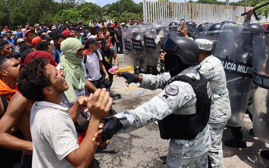 Caravana de migrante ataca oficina migratoria en el municipio mexicano de Huixtla