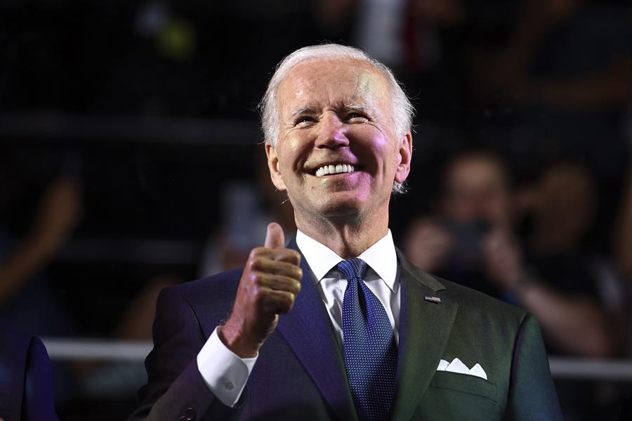 Biden se mantiene positivo para COVID-19, pero se siente bien