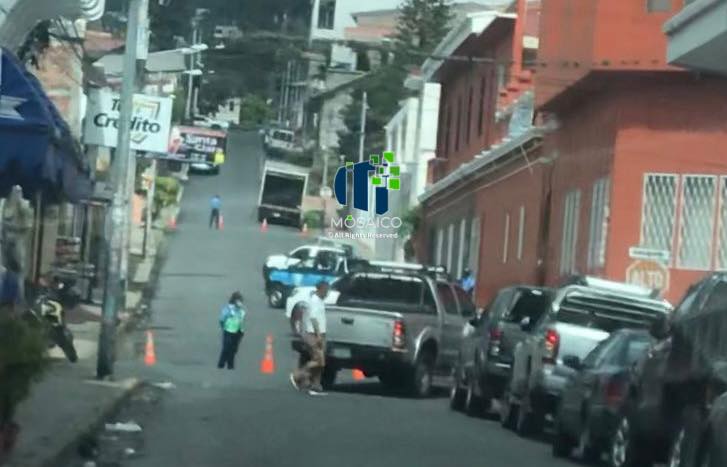 La Policía Orteguista cerca la Curia de Matagalpa, residencia de Monseñor Rolando Álvarez