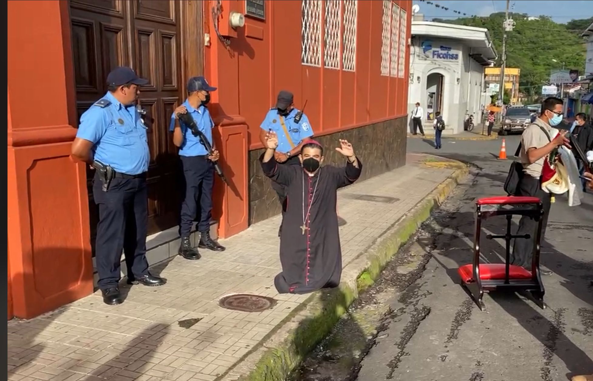 Monseñor Álvarez desafía al régimen y sale con el Santísimo a abrazar a los policías y demandar que cese el asedio