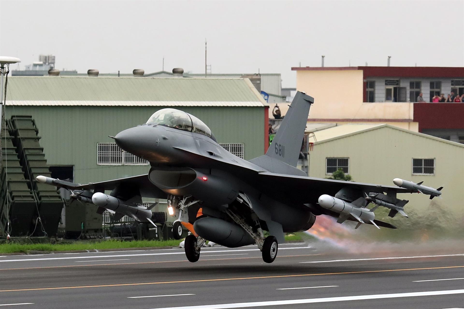 China continúa las maniobras militares alrededor de Taiwán, que denuncia un «ataque simulado»
