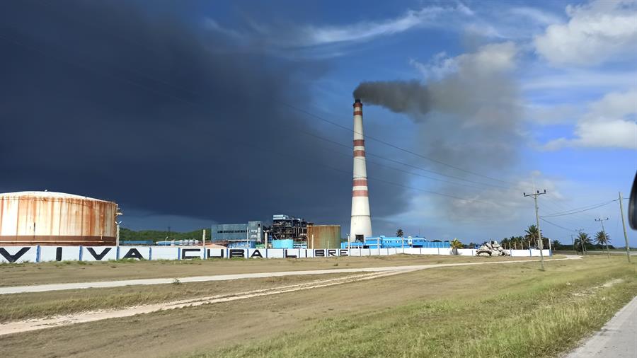 Colapsa un tercer tanque en la zona industrial con gran incendio en Cuba