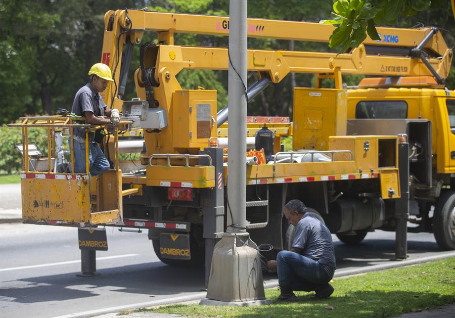 Cuba inicia la semana con apagones y un déficit del 45 % en la generación eléctrica
