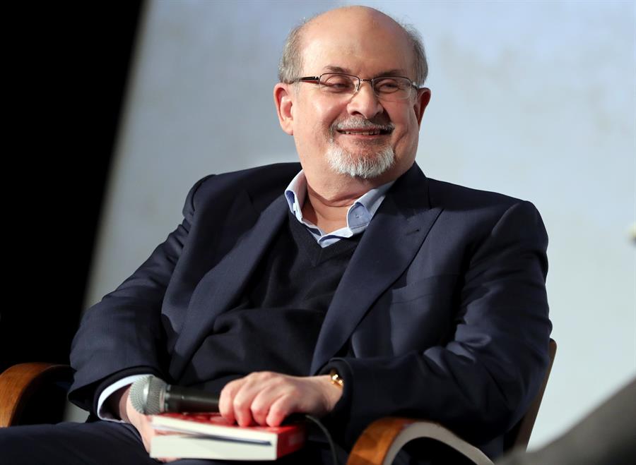 El ataque a Rushdie, de la bendición religiosa a la indiferencia en Irán