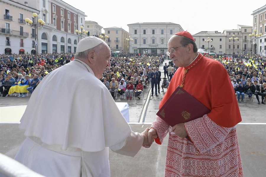 Francisco visita la tumba de Celestino V, el primer papa que renunció