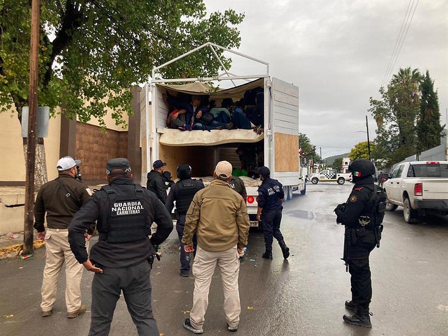 Rescatan a 78 migrantes nicaragüenses que iban hacinados en unos tráiler