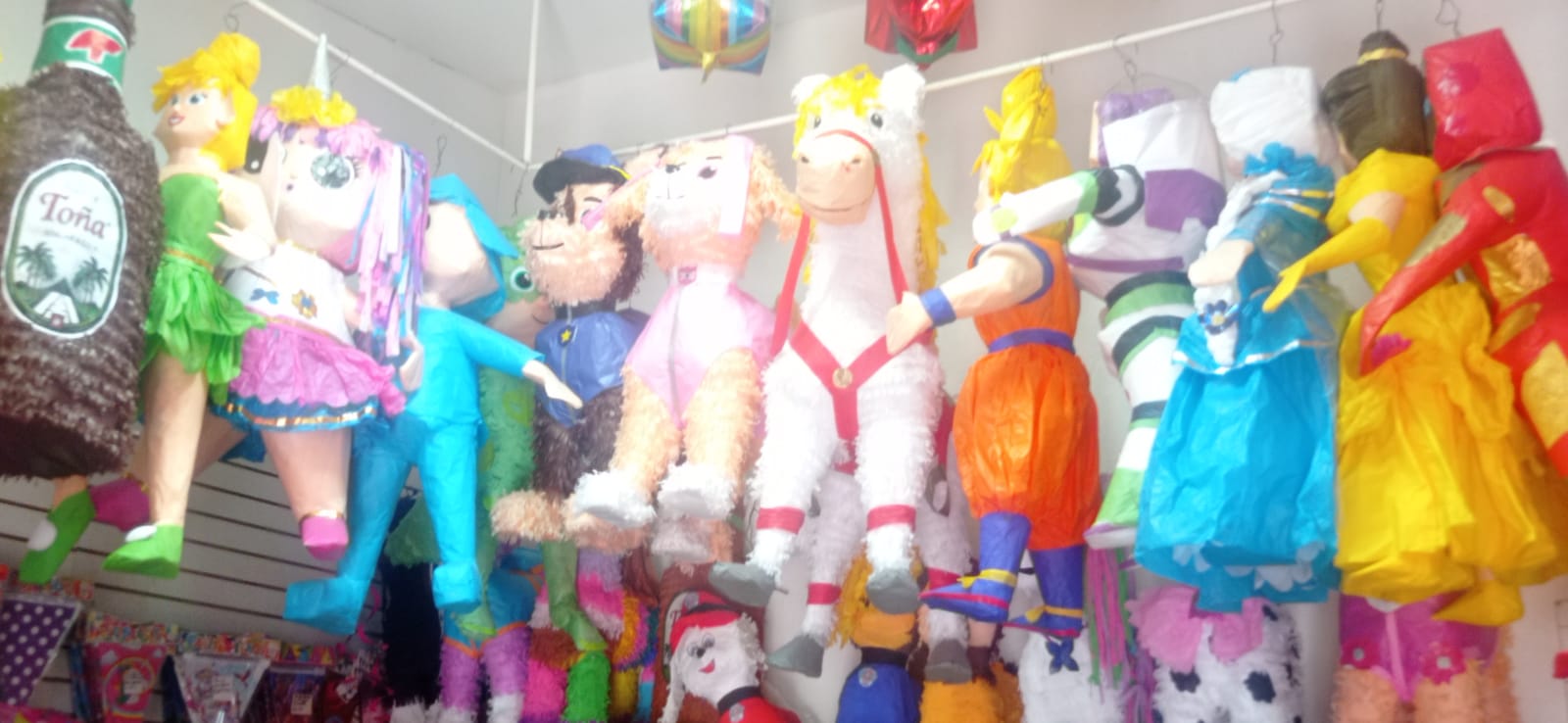 Las piñatas en un país sin periódicos: más caras y difíciles de confeccionar